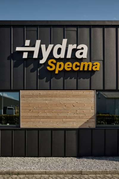 Sorte stålprofiler og varmt træ skaber smukke kontraster på domicilfacade, Jernvej 19, 6900 Skjern